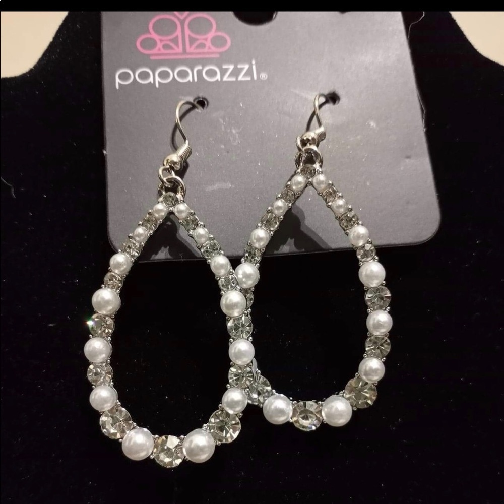 🆕 Gala go getter earrings.